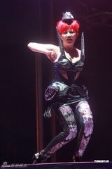 组图：梁静茹红馆开唱骑海豚登场 造型百变