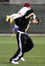 组图：贝克汉姆助阵儿子比赛 球场打闹大展父爱