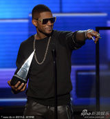 组图：亚瑟小子深情开唱 捂耳伸手表情纠结