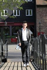 组图：王学兵伦敦写真街头玩自拍