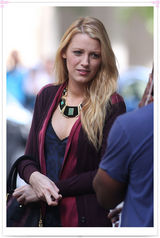 组图：布莱克-莱弗利现身片场潮装抢眼