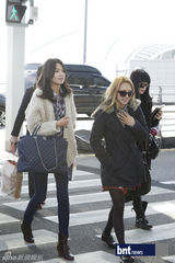 组图：少女时代等赴巴黎出演《音乐银行》亮相机场