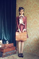 组图：冯文娟杂志封面复古造型恬静可爱