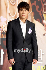 幻灯图集：金范出席新剧发布会 帅哥美女齐聚一堂