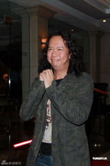 组图：钟镇涛生日携女亮相派对 谭咏麟叶童现身