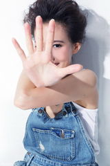 组图：高露夏日写真俏皮可爱 随性装扮展现阳光活力