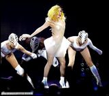 组图：LadyGaga透视乳贴造型化身风骚修女劲歌热舞