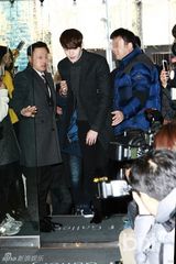 组图：金宇彬朴敏英亮相品牌活动展冬季时尚