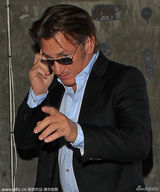 组图：塞隆黑衣平底鞋就医疑怀孕 西恩潘当爹？