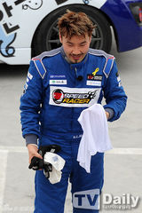 组图：刘在石率《无限挑战》参加赛车比赛