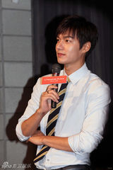 组图：李敏镐亲做咖啡 称与金喜善最合拍