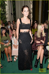 组图：艾玛时装周前排看秀 性感蕾丝裙秀小蛮腰