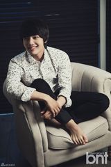 组图：吕珍九清新写真 变身花衬衫轻熟男