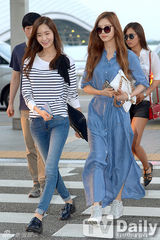 组图：少女时代低调现身机场 休闲装青春洋溢