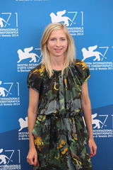 组图：威尼斯评委齐亮相 陈冲美艳搭蒂姆-罗斯