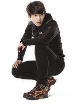 组图：玄彬拍秋冬写真 演绎时尚成熟户外风