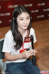 组图：陈慧琳谈港星家暴事件 绝不当儿子面吵架