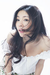 组图：魏雪漫白裙写真显优雅气质 笑容治愈