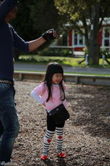 组图：姐姐粉衣开心荡秋千 新西兰湖畔秀光腿