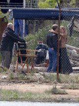 组图：德普新片变秃老头 与未婚妻片场缠绵湿吻