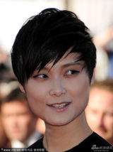 组图：李宇春黑衣裤亮相戛纳 中性风帅气