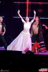 组图：萨顶顶纯白裙露腰 姿态多样展现柔软肢体