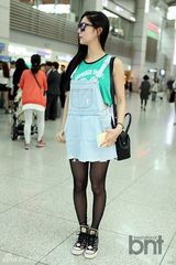 组图：演员Clara清爽亮相机场 露甜美笑容