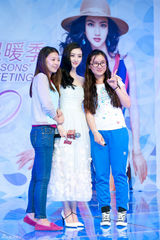 组图：景甜薄纱裙仙气十足 一颦一笑粉丝拍照