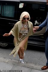 组图：Lady Gaga踩恨天高现身 险摔倒一脸尴尬