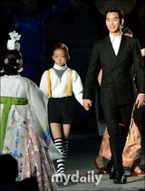 组图：亚运群星会 李英爱点火鸟叔骑马Exo斗舞