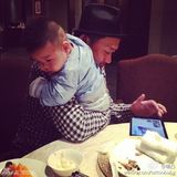 组图：王学兵有爱亲子照曝光 三婚娇妻童颜靓丽