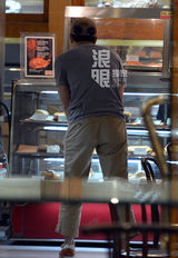 独家：廖凡休闲装扮低调 组装脚踏车耍酷