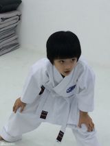 组图：吴镇宇儿子练空手道 蹲马步不忘吐舌卖萌