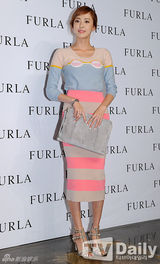 组图：李多喜出席活动 夏日风长裙显清凉