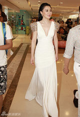 组图：石天琦助阵品牌开幕式 闪钻白裙时尚抢眼