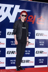 独家：崔丹尼尔宣传新片戴眼镜似哈利波特