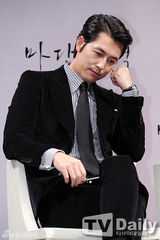 组图：郑雨盛忙不停 黑西装出席新片发布会