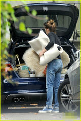 组图：同居！艾玛-沃特森与男友忙搬家共筑爱巢