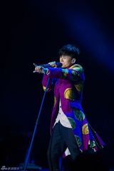 组图：张杰个唱努力玩时尚 中弹装花长袍上身