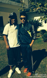 组图：沙宝亮去小罗家做客合影 赞对方随和低调