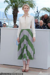 组图：《星图》朱丽安摩尔卖萌 加顿捂裙险走光