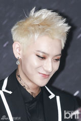 组图：EXO带妆出席专场巡演记者会 帅气逼人