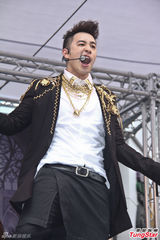 组图：潘玮柏《小丑》自创MV挑战不同类型角色