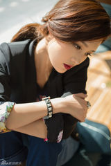 组图：李沁杂志封面大片 眼神深邃显高贵冷艳