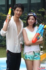 组图：郭雪芙刘以豪庆新剧收视大玩水枪