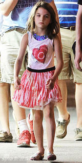 组图：凯蒂-赫尔姆斯热裤秀美腿 小苏瑞淑女装可爱