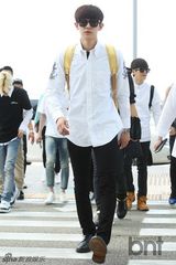 组图：EXO亮相机场 灿烈白衬衫似高中生