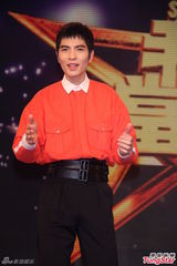 组图：萧敬腾任客座评审 自曝吻功了得不紧张