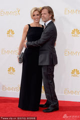 组图：威廉姆-H-梅西携妻亮相艾美红毯