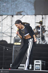 组图：吉克隽逸献唱恒大音乐节 西服套装配头纱